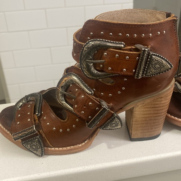 Freebird By Steven Womens Violet Leather Buckle Sandals Open Toe Heels size 7 - Picture 3 of 5